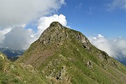 77 Salendo al Monte Tribortoi vista sul dirimpettaio Monte Triomen